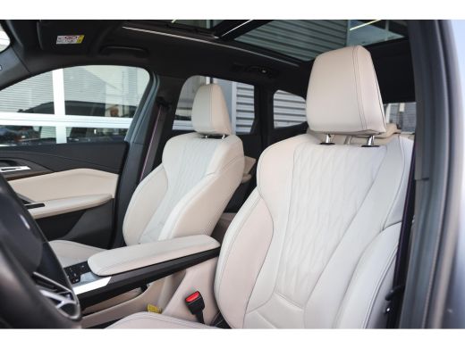 BMW X1 xDrive30e High Executive M Sport Automaat / Panoramadak / Sportstoelen / M Adaptief onderstel / A... ActivLease financial lease