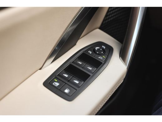 BMW X1 xDrive30e High Executive M Sport Automaat / Panoramadak / Sportstoelen / M Adaptief onderstel / A... ActivLease financial lease