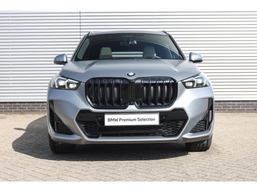 BMW X1 xDrive30e High Executive M Sport Automaat / Panoramadak / Sportstoelen / M Adaptief onderstel / A... ActivLease financial lease