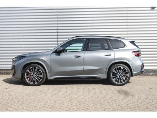 BMW X1 xDrive30e High Executive M Sport Automaat / Panoramadak / Sportstoelen / M Adaptief onderstel / A... ActivLease financial lease