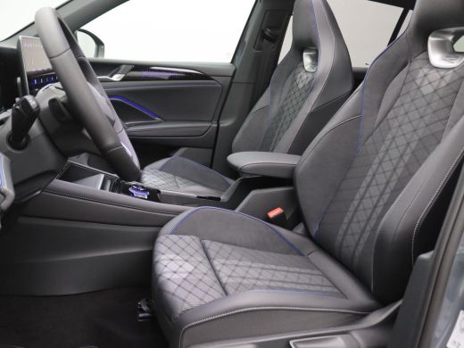 Volkswagen Tiguan 1.5 eHybrid R-Line Edition 272PK DSG black style, matrix led, trekhaak, panoramadak, 360gr. camer... ActivLease financial lease