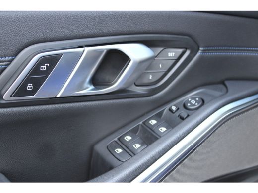 BMW 3 Serie 330i High Executive M Sport Automaat / Schuif-Kanteldak / Sportstoelen / Achteruitrijcamera / Las... ActivLease financial lease