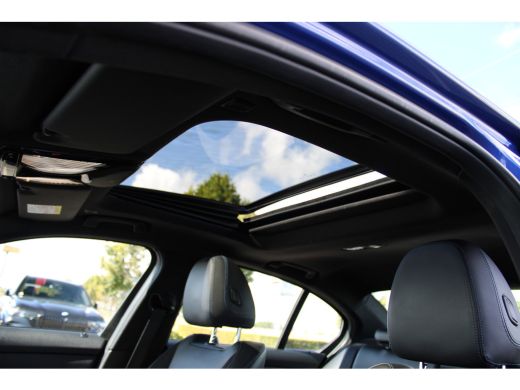 BMW 3 Serie 330i High Executive M Sport Automaat / Schuif-Kanteldak / Sportstoelen / Achteruitrijcamera / Las... ActivLease financial lease