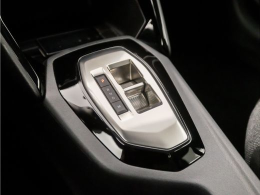 Peugeot 208 1.2 PureTech Allure Sport Automaat (APPLE CARPLAY, GROOT NAVI, LANE ASSIST, SPORTSTOELEN, PARKEER... ActivLease financial lease