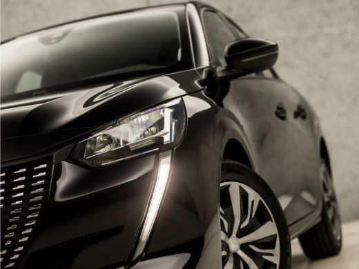 Peugeot 208 1.2 PureTech Allure Sport Automaat (APPLE CARPLAY, GROOT NAVI, LANE ASSIST, SPORTSTOELEN, PARKEER... ActivLease financial lease