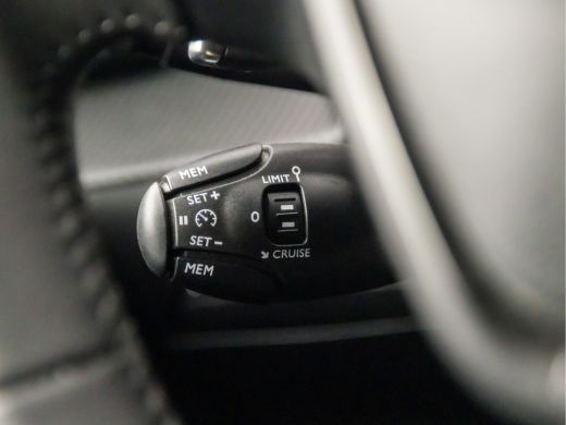 Peugeot 208 1.2 PureTech Allure Sport Automaat (APPLE CARPLAY, GROOT NAVI, LANE ASSIST, SPORTSTOELEN, PARKEER... ActivLease financial lease
