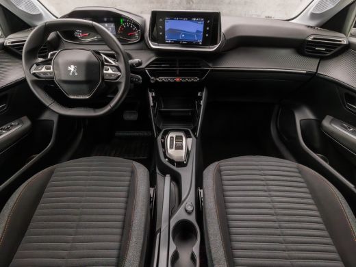 Peugeot 208 1.2 PureTech Allure Sport Automaat (APPLE CARPLAY, GROOT NAVI, LANE ASSIST, SPORTSTOELEN, PARKEER... ActivLease financial lease