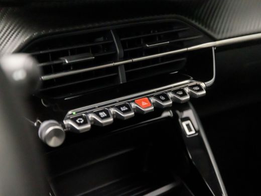 Peugeot 208 1.2 PureTech Allure Sport Automaat (APPLE CARPLAY, GROOT NAVI, LANE ASSIST, SPORTSTOELEN, PARKEER... ActivLease financial lease