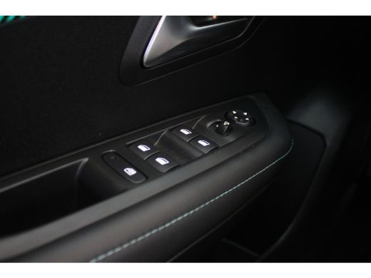 Peugeot 208 1.2 Turbo 100-PK EAT8 AUTOMAAT Allure | NAVIGATIE | PARKEERSENSOREN | CLIMATE CONTROL | CARPLAY |... ActivLease financial lease