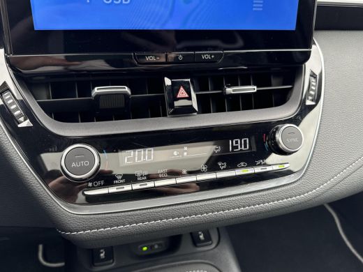 Toyota Corolla Touring Sports Hybrid 200 Premium **PANORAMA DAK/ HEAD-UP DISPLAY/ TREKHAAK/ NAVIGATIE/ 36 MAANDEN GARANTIE** ActivLease financial lease