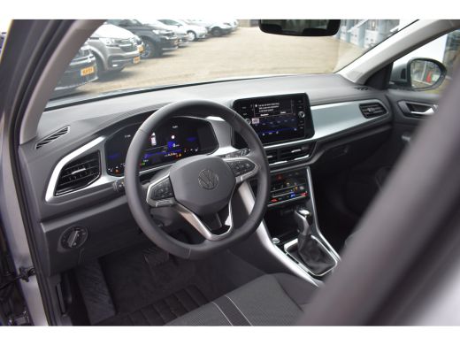 Volkswagen T-Roc Life Edition Inclusief €2000,- inruilvoordeel | 'App-Connect' draadloze smartphone integratie | B... ActivLease financial lease