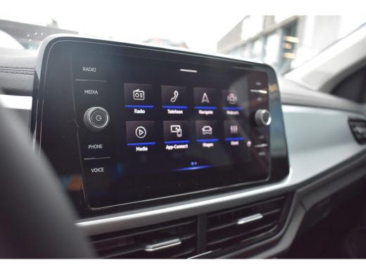 Volkswagen T-Roc Life Edition Inclusief €2000,- inruilvoordeel | 'App-Connect' draadloze smartphone integratie | B... ActivLease financial lease