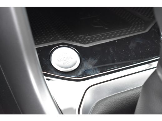 Volkswagen T-Roc Life Edition Inclusief €2000,- inruilvoordeel | 'App-Connect' draadloze smartphone integratie | B... ActivLease financial lease