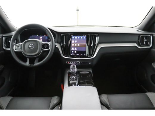 Volvo  V60 T6 Plug-in hybrid AWD Plus Dark | Panoramadak | Trekhaak | 360 Camera | Harman Kardon | BLIS | LE... ActivLease financial lease