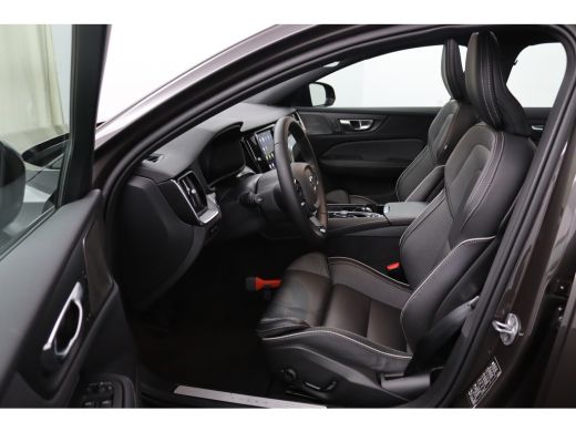 Volvo  V60 T6 Plug-in hybrid AWD Plus Dark | Panoramadak | Trekhaak | 360 Camera | Harman Kardon | BLIS | LE... ActivLease financial lease