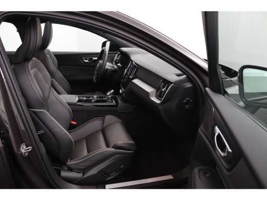 Volvo  V60 T6 Plug-in hybrid AWD Plus Dark | Panoramadak | Trekhaak | 360 Camera | Harman Kardon | BLIS | LE... ActivLease financial lease