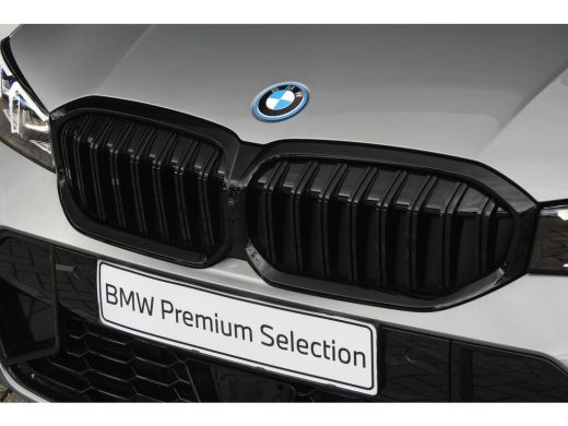 BMW 3 Serie Touring 330e High Executive M Sport Automaat / Trekhaak / Sportstoelen / Stoelverwarming / BMW Li... ActivLease financial lease