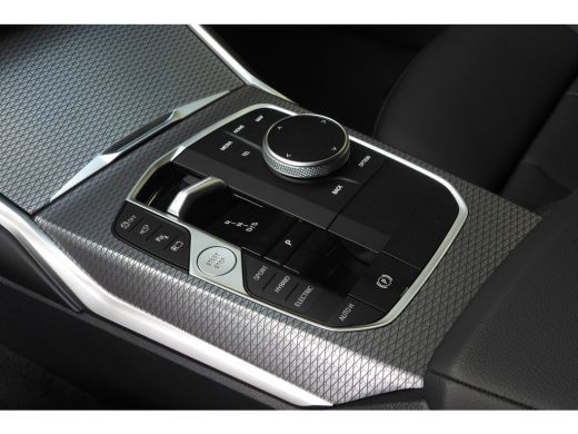 BMW 3 Serie Touring 330e High Executive M Sport Automaat / Trekhaak / Sportstoelen / Stoelverwarming / BMW Li... ActivLease financial lease