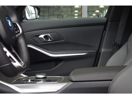 BMW 3 Serie Touring 330e High Executive M Sport Automaat / Trekhaak / Sportstoelen / Stoelverwarming / BMW Li... ActivLease financial lease