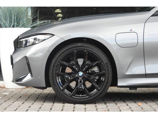 BMW 3 Serie Touring 330e High Executive M Sport Automaat / Trekhaak / Sportstoelen / Stoelverwarming / BMW Li... ActivLease financial lease