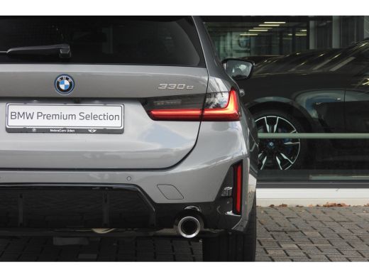 BMW 3 Serie Touring 330e High Executive M Sport Automaat / Trekhaak / Sportstoelen / Stoelverwarming / BMW Li... ActivLease financial lease