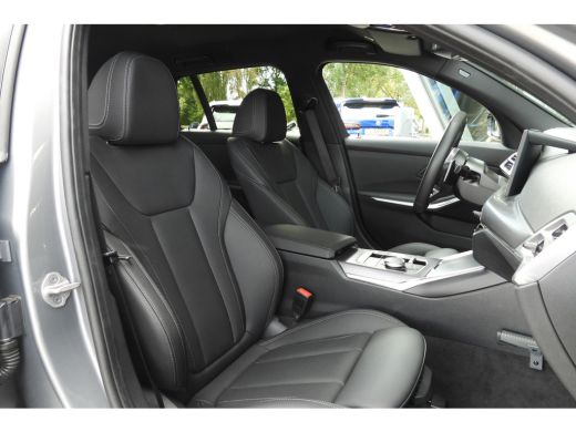 BMW 3 Serie Touring 330e High Executive M Sport Automaat / Trekhaak / Sportstoelen / Stoelverwarming / BMW Li... ActivLease financial lease