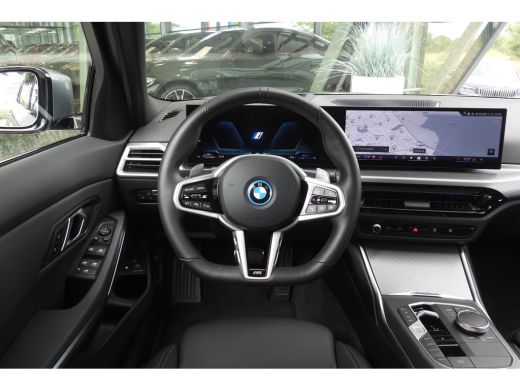BMW 3 Serie Touring 330e High Executive M Sport Automaat / Trekhaak / Sportstoelen / Stoelverwarming / BMW Li... ActivLease financial lease