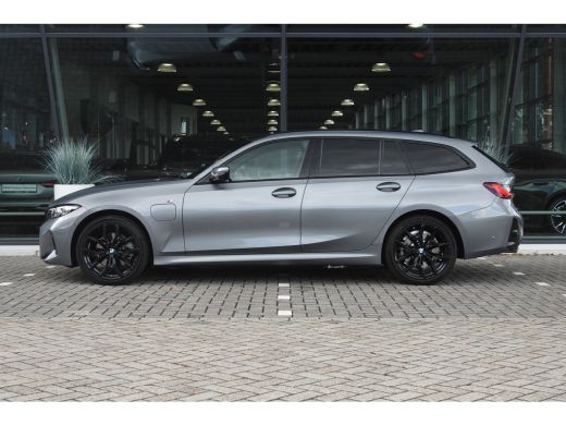 BMW 3 Serie Touring 330e High Executive M Sport Automaat / Trekhaak / Sportstoelen / Stoelverwarming / BMW Li... ActivLease financial lease