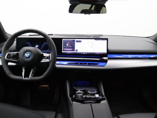 BMW 5 Serie Touring 530e xDrive 299PK Aut. M-Sport, Panoramadak, Head-Up Display, Stoelverwarming & ventilati... ActivLease financial lease