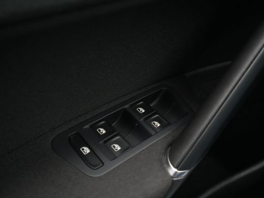 Volkswagen e-Golf E-DITION Acc Pdc Stoelverwarming Navigatie Carplay 127 ActivLease financial lease