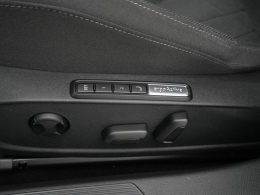 Volkswagen Golf 1.0 eTSI 110pk DSG Life Business Navigatie Carplay Stoel/Stuurverwarming Massage Pdc Acc 271 ActivLease financial lease