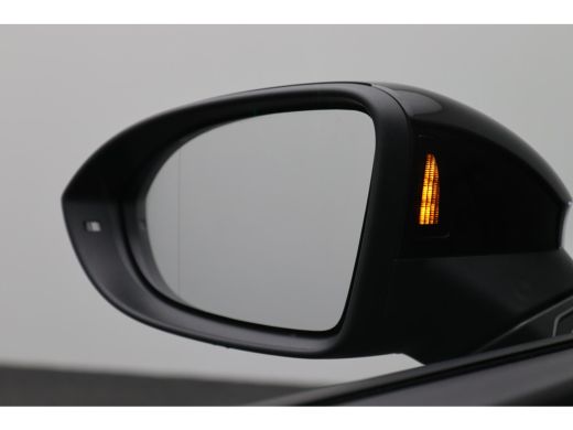 Volkswagen Golf 1.5 eHybrid GTE 272PK DSG Pano-Schuifdak, Blackstyle, Keyless, Navi, Clima, Side Assist, LED-Matr... ActivLease financial lease