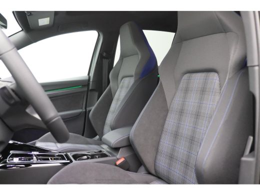 Volkswagen Golf 1.5 eHybrid GTE 272PK DSG Pano-Schuifdak, Blackstyle, Keyless, Navi, Clima, Side Assist, LED-Matr... ActivLease financial lease