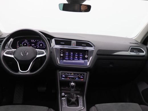 Volkswagen Tiguan 1.4 TSI eHybrid 245PK DSG matrix led, trekhaak, panoramadak, adaptive cruise, side assist, stuur-... ActivLease financial lease