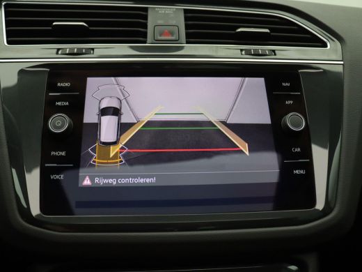 Volkswagen Tiguan 1.4 TSI eHybrid 245PK DSG matrix led, trekhaak, panoramadak, adaptive cruise, side assist, stuur-... ActivLease financial lease