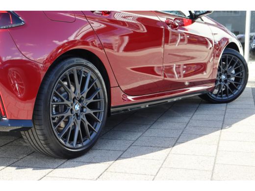 BMW 1 Serie 120 M Sport Automaat / Sportstoelen / Achteruitrijcamera / Adaptieve LED / Comfort Access / Stoel... ActivLease financial lease