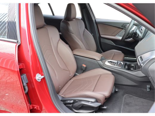 BMW 1 Serie 120 M Sport Automaat / Sportstoelen / Achteruitrijcamera / Adaptieve LED / Comfort Access / Stoel... ActivLease financial lease