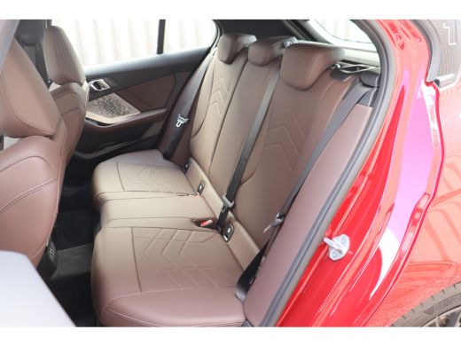 BMW 1 Serie 120 M Sport Automaat / Sportstoelen / Achteruitrijcamera / Adaptieve LED / Comfort Access / Stoel... ActivLease financial lease