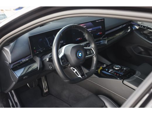 BMW i5 eDrive40 M Sport / Panoramadak / Trekhaak / Adaptieve LED / Comfort Access / Stoelverwarming / Ha... ActivLease financial lease