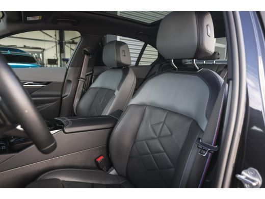 BMW i5 eDrive40 M Sport / Panoramadak / Trekhaak / Adaptieve LED / Comfort Access / Stoelverwarming / Ha... ActivLease financial lease