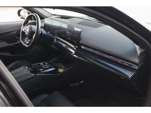 BMW i5 eDrive40 M Sport / Panoramadak / Trekhaak / Adaptieve LED / Comfort Access / Stoelverwarming / Ha... ActivLease financial lease
