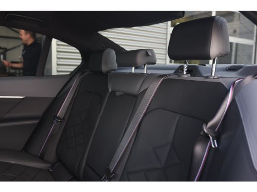 BMW i5 eDrive40 M Sport / Panoramadak / Trekhaak / Adaptieve LED / Comfort Access / Stoelverwarming / Ha... ActivLease financial lease