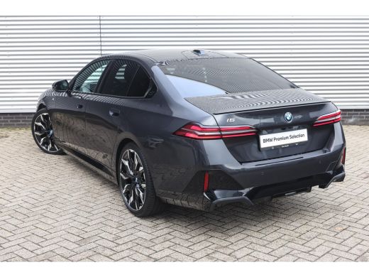 BMW i5 eDrive40 M Sport / Panoramadak / Trekhaak / Adaptieve LED / Comfort Access / Stoelverwarming / Ha... ActivLease financial lease