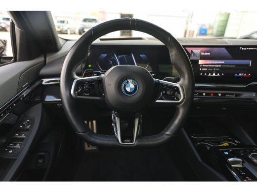 BMW i5 eDrive40 M Sport / Panoramadak / Trekhaak / Adaptieve LED / Comfort Access / Stoelverwarming / Ha... ActivLease financial lease