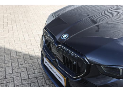 BMW i5 eDrive40 M Sport / Panoramadak / Trekhaak / Adaptieve LED / Comfort Access / Stoelverwarming / Ha... ActivLease financial lease