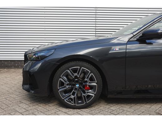 BMW i5 eDrive40 M Sport / Panoramadak / Trekhaak / Adaptieve LED / Comfort Access / Stoelverwarming / Ha... ActivLease financial lease