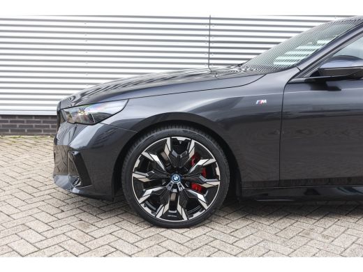 BMW i5 eDrive40 M Sport / Panoramadak / Trekhaak / Adaptieve LED / Comfort Access / Stoelverwarming / Ha... ActivLease financial lease