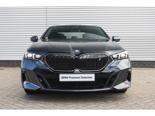BMW i5 eDrive40 M Sport / Panoramadak / Trekhaak / Adaptieve LED / Comfort Access / Stoelverwarming / Ha... ActivLease financial lease