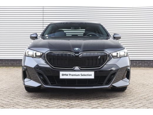 BMW i5 eDrive40 M Sport / Panoramadak / Trekhaak / Adaptieve LED / Comfort Access / Stoelverwarming / Ha... ActivLease financial lease