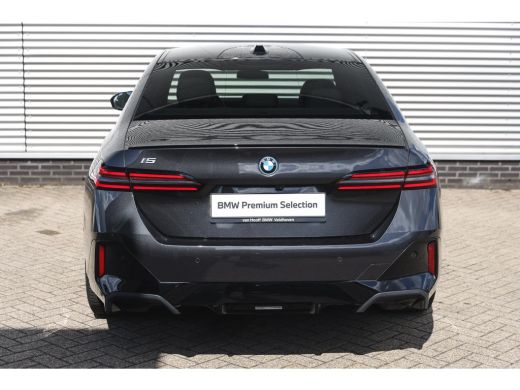 BMW i5 eDrive40 M Sport / Panoramadak / Trekhaak / Adaptieve LED / Comfort Access / Stoelverwarming / Ha... ActivLease financial lease